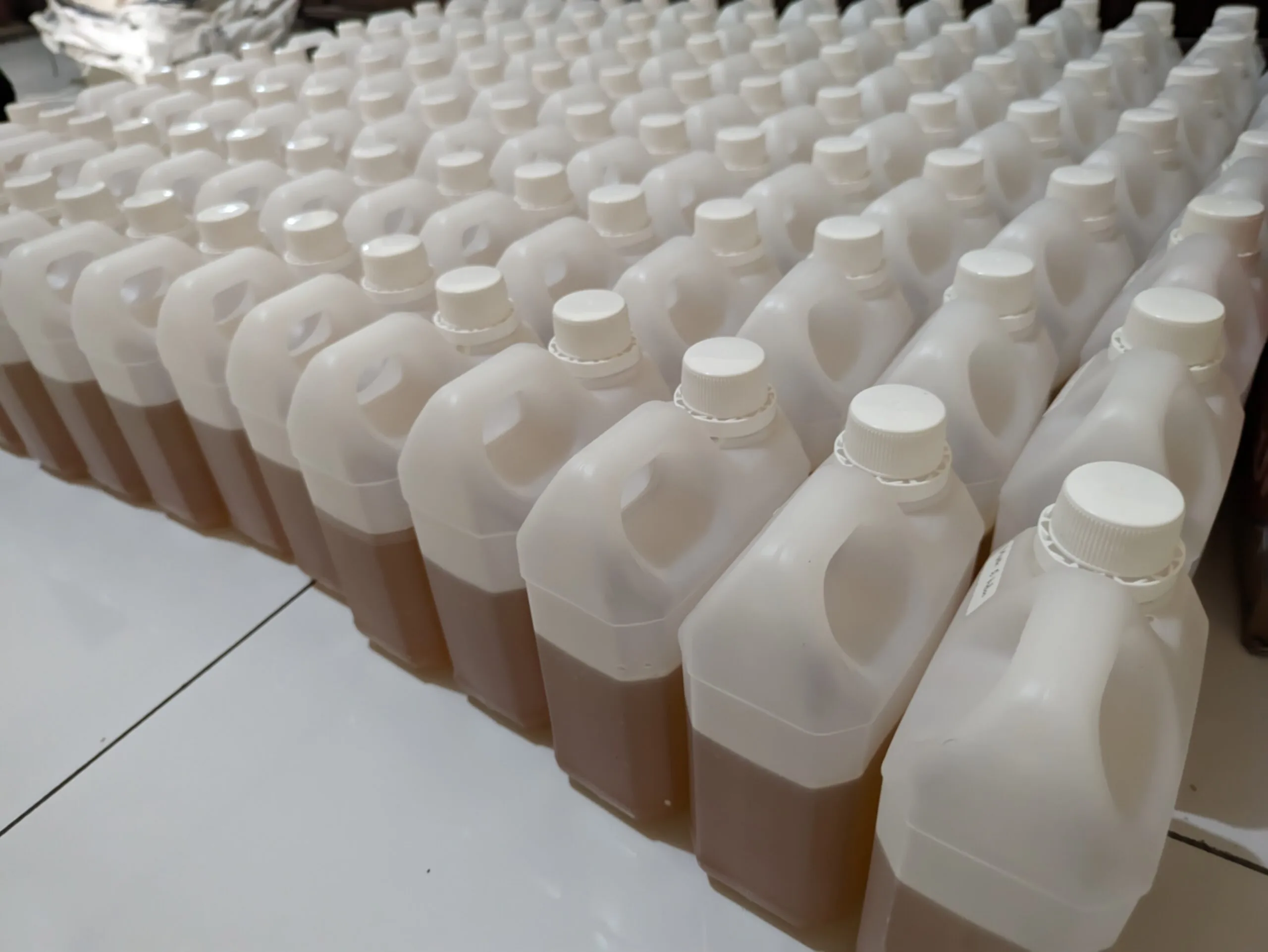 gambar madu dalam jerigen kecil