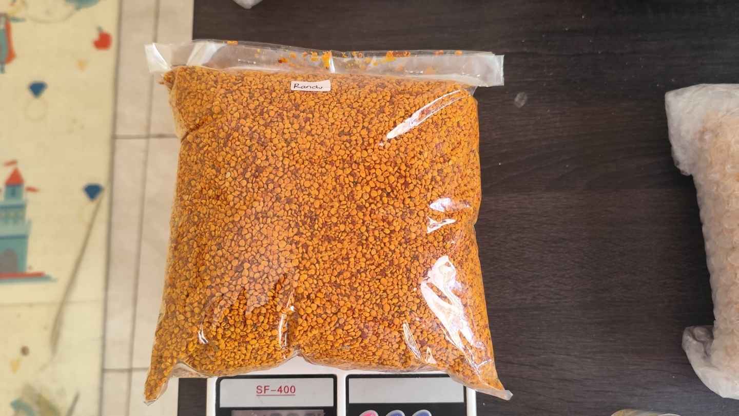 gambar bee pollen randu dalam plastik