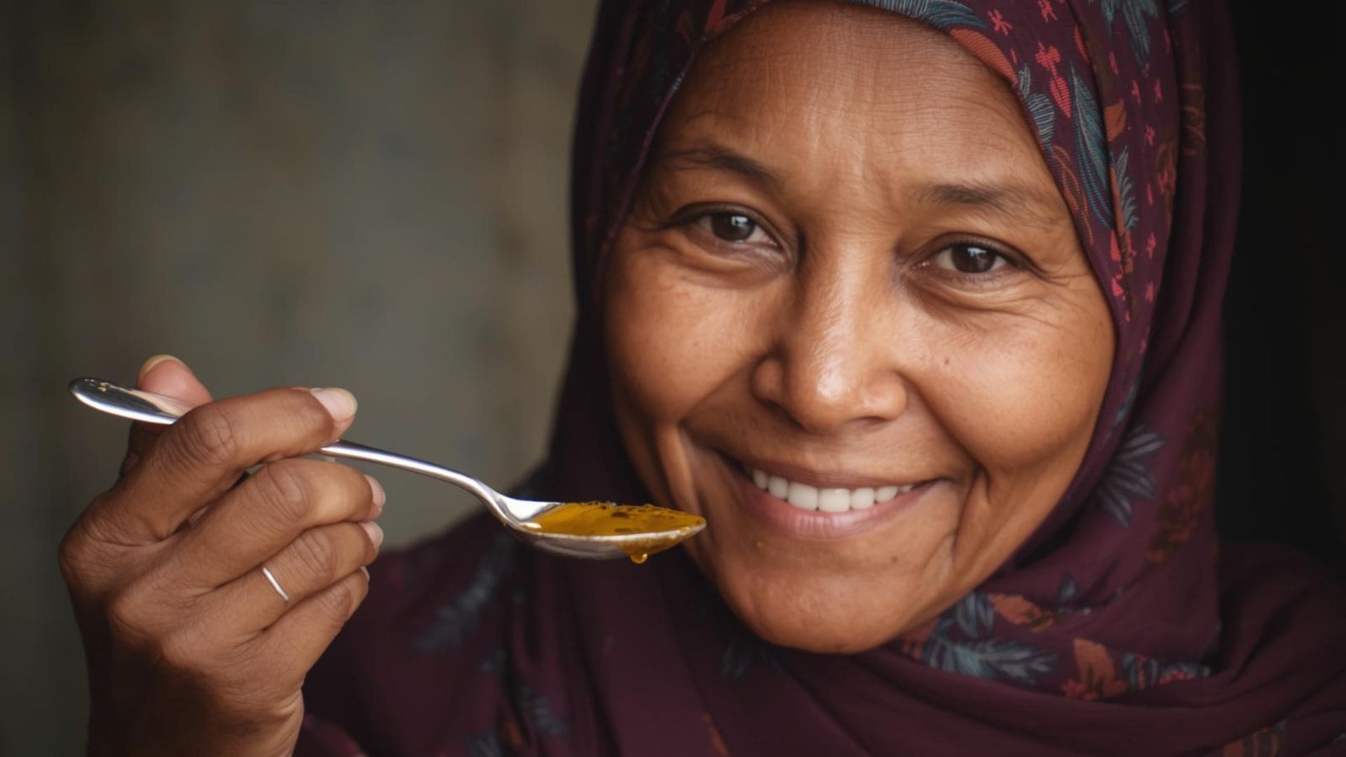 gambar seorang ibu akan minum madu saat sahur