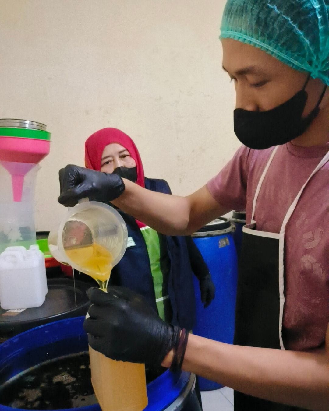 gambar staff madu kencono sedang menuangkan madu