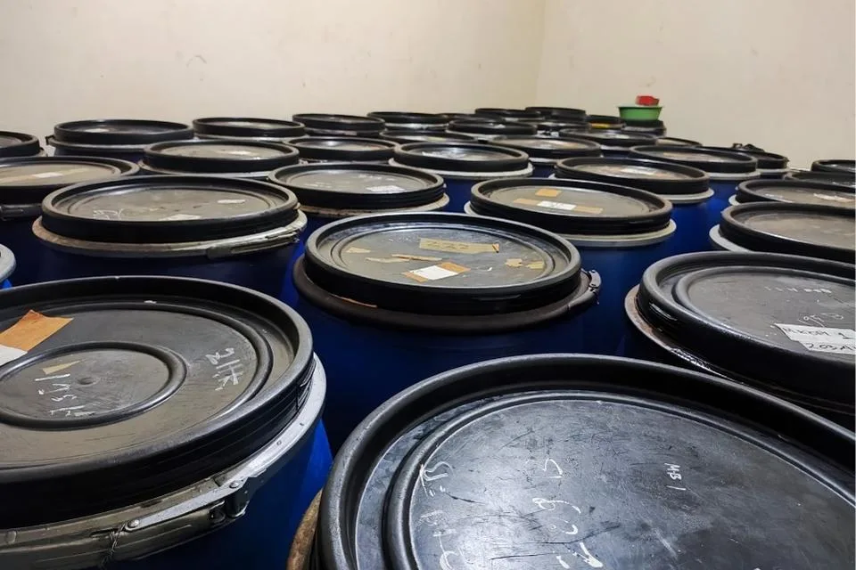 gambar stok madu hutan di gudang