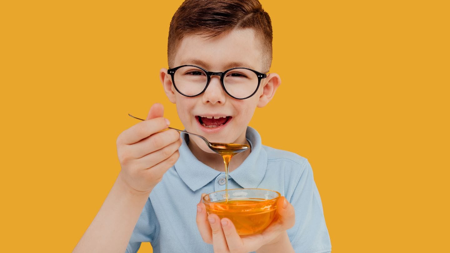 ilustrasi gambar anak 1 tahun mengkonsumsi madu
