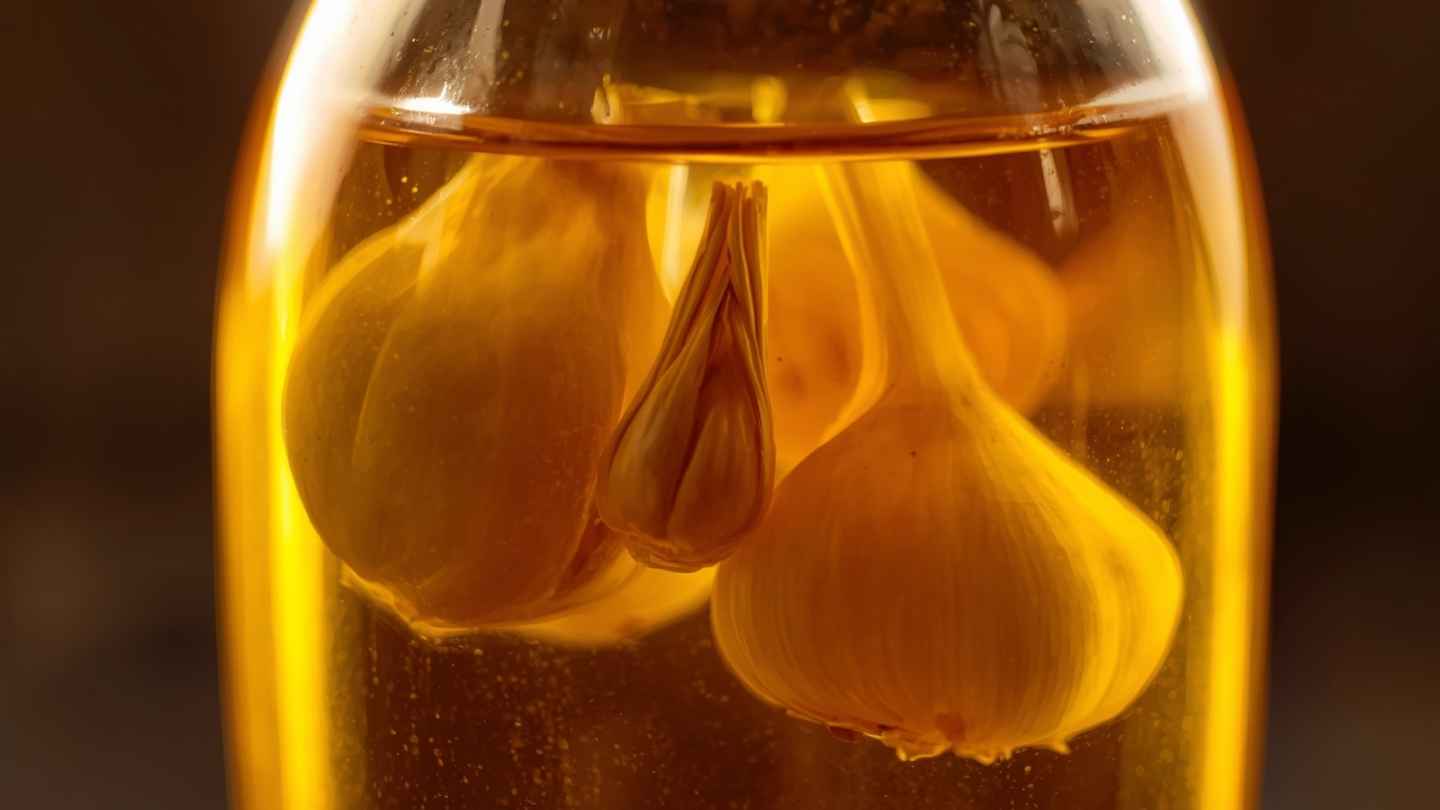 ilustrasi gambar bawang putih bercampur madu dalam botol