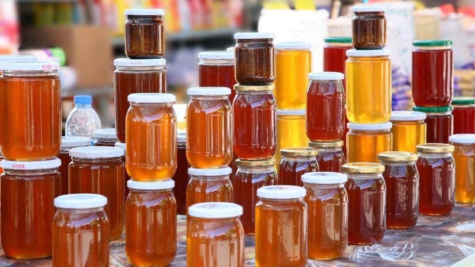 ilustrasi gambar madu per kilogram didalam botol