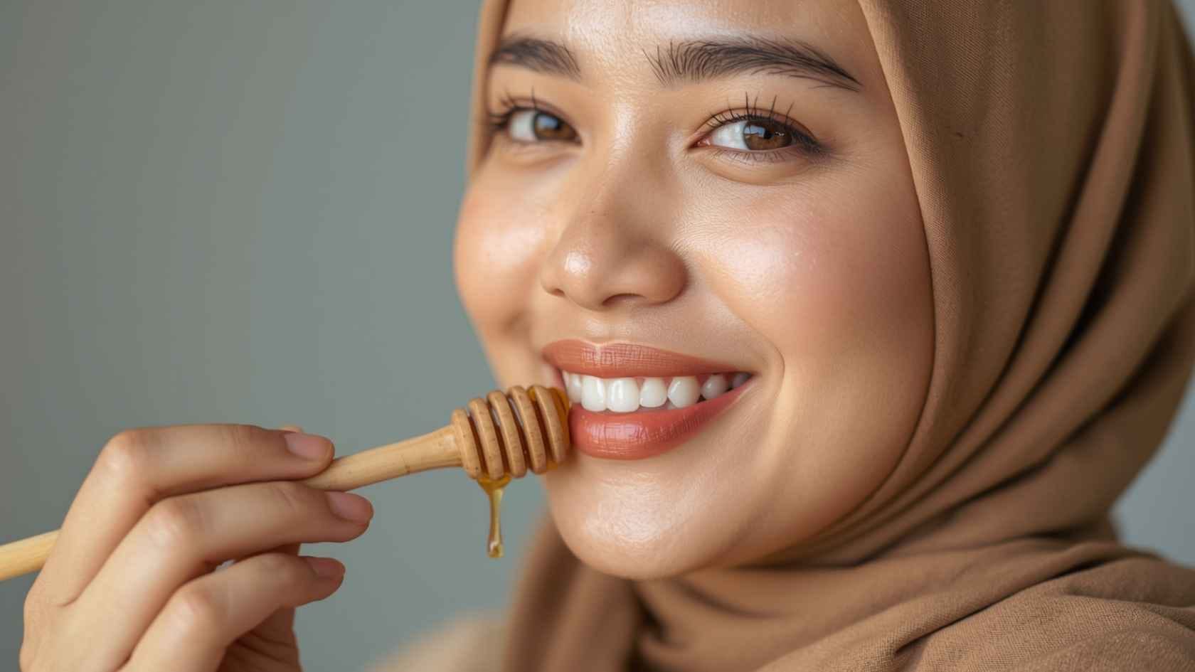 ilustrasi gambar seorang wanita sedang mengoles madu ke bibir memakai sendok kayu