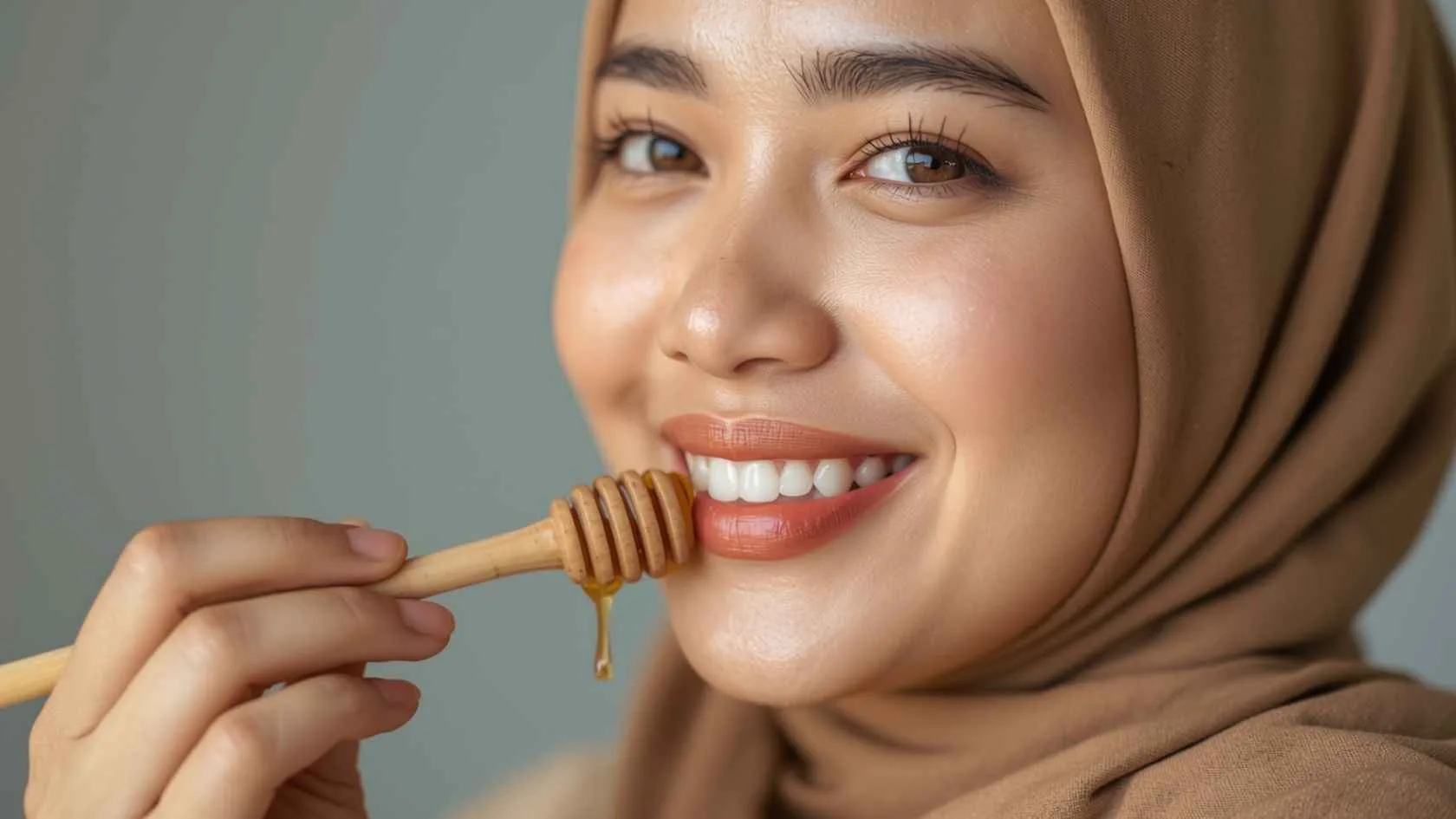 ilustrasi gambar seorang wanita sedang mengoles madu ke bibir memakai sendok kayu
