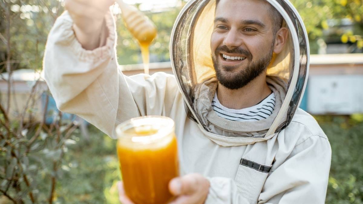 ilustrasi seorang pria mau konsumsi madu hutan