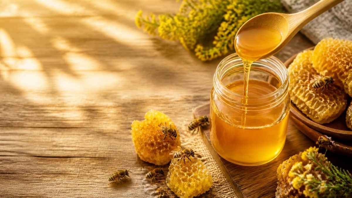 Madu asli mengalir dari sendok kayu ke dalam botol kaca dikelilingi sarang lebah alami, ilustrasi bisnis madu