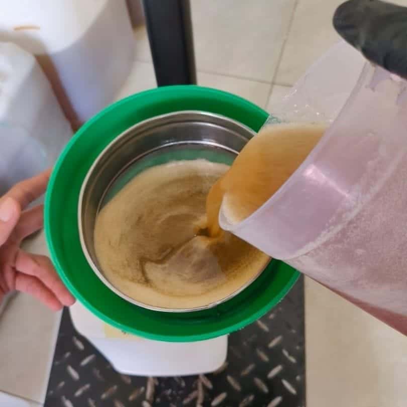 madu mentah berbusa ketika dituangkan diloyang jerigen