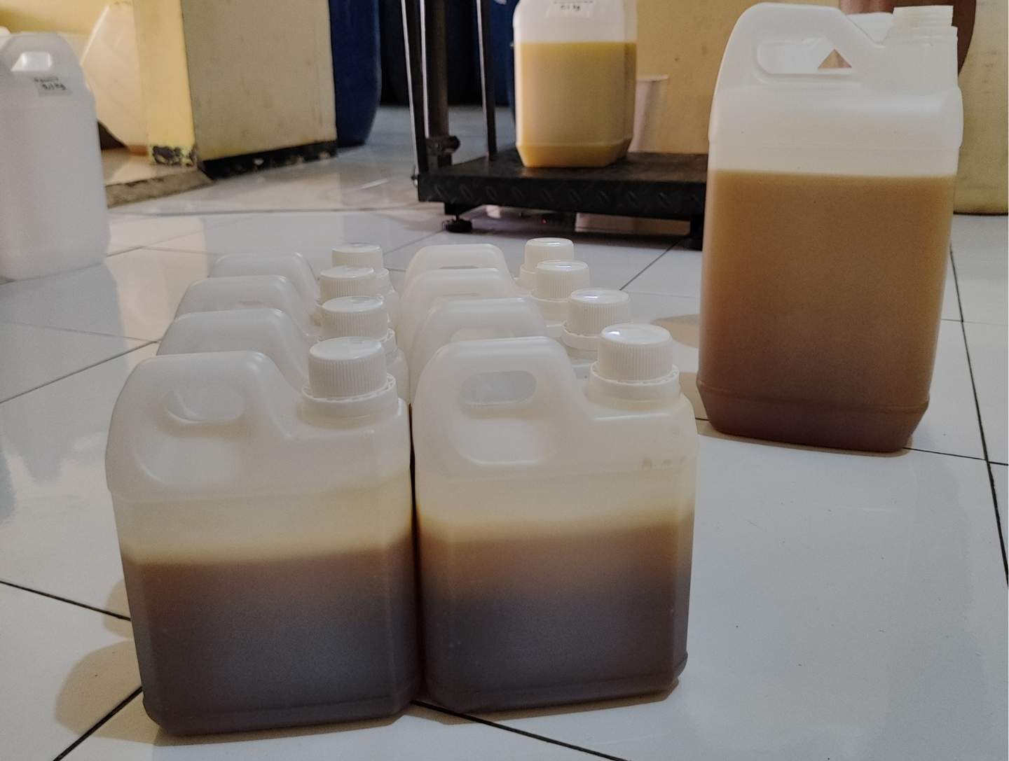 jerigen madu asli 1 kg berjejer siap kirim dari Madu Kencono