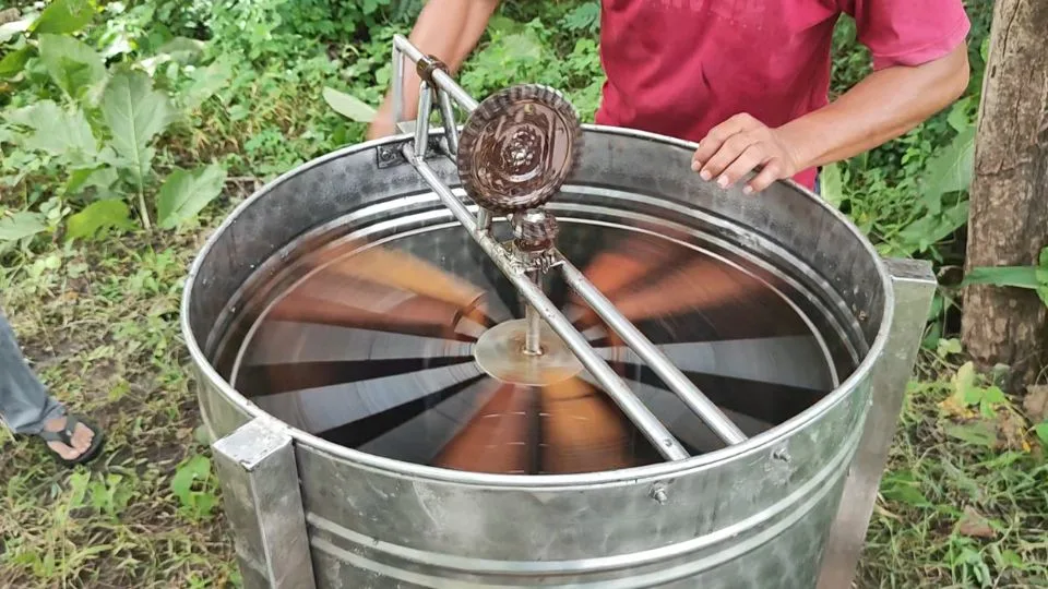 potret seseorang sedang mengestrak madu